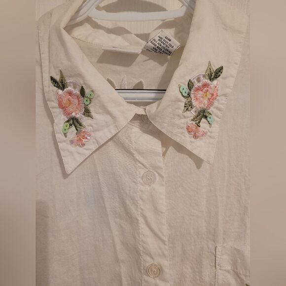 Beautiful floral embroidered and sequin cut out top - Picture 6 of 11